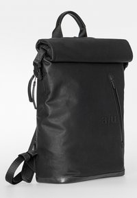 Zaino nero a rullo con una finitura liscia e testurizzata, dotato di una tasca laterale con zip, spallacci regolabili e manico superiore.
