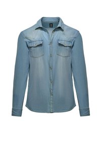 Camicia di denim blu chiaro con maniche lunghe, chiusura a bottoni frontale, due tasche sul petto e un orlo curvo. Presenta dettagli di cuciture visibili.