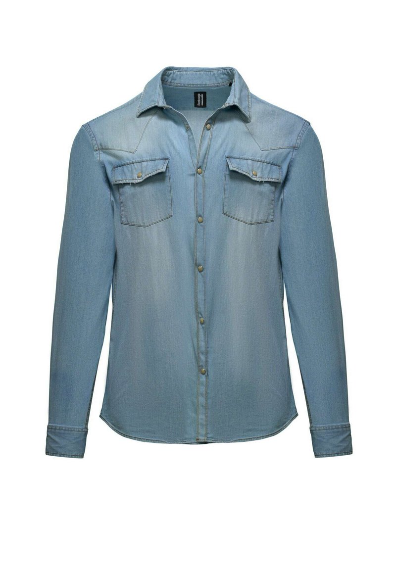 Camicia di denim blu chiaro con maniche lunghe, chiusura a bottoni frontale, due tasche sul petto e un orlo curvo. Presenta dettagli di cuciture visibili.