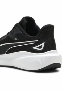 Scarpa sportiva nera con tomaia in rete, dettagli bianchi, suola testurizzata, branding prominente e design del tallone imbottito per comfort e supporto.