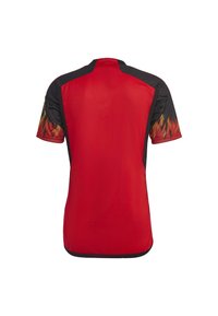 Camiseta deportiva corta roja con acentos negros y un patrón ardiente en las mangas. Textura suave con un cuello redondo y dobladillo contrastante.
