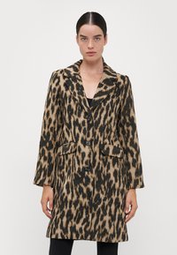 Lepardmønstret frakk i beige og svart, med klippete krage, frontknapper og sidelommer. Teksturerte, midtlange design.