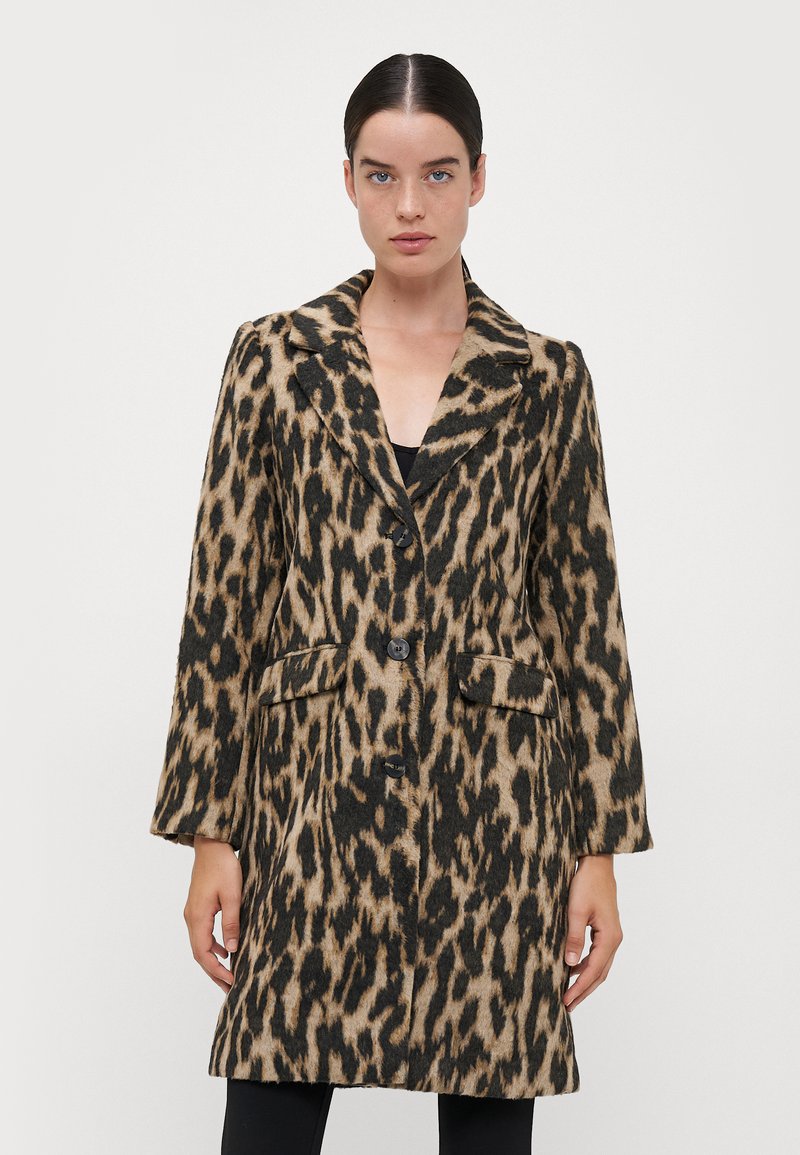 Abrigo con estampado de leopardo en beige y negro, con cuello de muesca, botones frontales y bolsillos laterales. Diseño texturizado de longitud media.