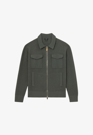 Olivgrüne Reißverschlussjacke aus strukturiertem Stoff, mit zwei aufgesetzten Taschen vorne, einem Kragen sowie gerippten Bündchen an Ärmeln und Saum.