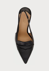 Crne kožne sandale na petu s uperenim vrhom, s dekorativnom trakom i urezanim logom na prednjem dijelu, s glatkom unutrašnjom podstavom.