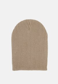 Gorro de malha canelada em bege com uma textura suave, apresentando um topo arredondado e um ajuste confortável, adequado para usar em clima frio.