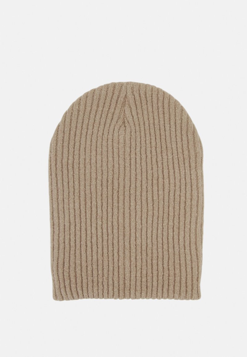 Gorro de malha canelada em bege com uma textura suave, apresentando um topo arredondado e um ajuste confortável, adequado para usar em clima frio.