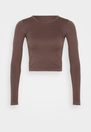 Braunes, kurzes Langarmshirt mit Rippstruktur und schrägen Designdetails an Ärmeln und Brust, aus einem glatten, dehnbaren Material gefertigt.