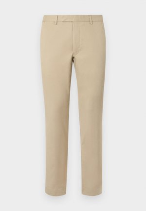 Pantalon en coton beige avec une coupe droite, doté de passants de ceinture, d'un devant plat et de ourlets soignés. Texture lisse et détails minimaux.