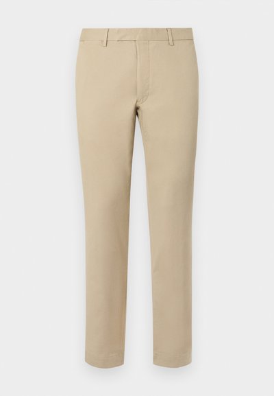 Beige Baumwollhosen mit geradem Schnitt, ausgestattet mit Gürtelschlaufen, einer flachen Vorderseite und maßgeschneiderten Säumen. Glatte Textur und minimale Details.