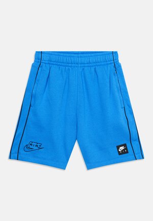 Leuchtend blaue Sportshorts mit elastischem Taillenbund, schwarzen Seitenstreifen, Fronttaschen und Nike Air-Logos an linken und rechten Beinen.