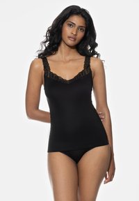 Zwarte camisole met kant langs de halslijn en schouderbanden. Glad materiaal met een getailleerd silhouet, gecombineerd met zwarte ondergoed.