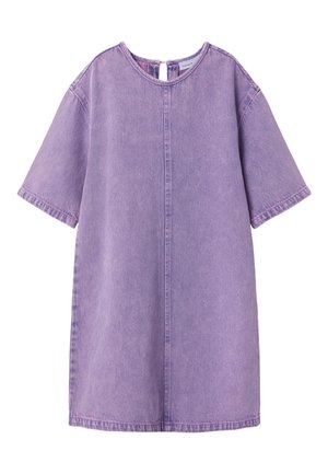 Vestido de mezclilla morado de manga corta y corte holgado, con escote redondo y costura central visible, visto desde el frente.