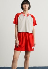 Nike Sportswear Apdrukāts T-krekls - light iron ore/fire red