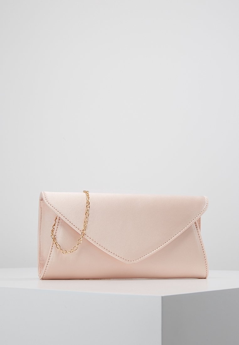 Pochette en cuir rose avec une forme d'enveloppe. Elle possède une bandoulière en chaîne dorée et une couture discrète le long des bords. Texture lisse.
