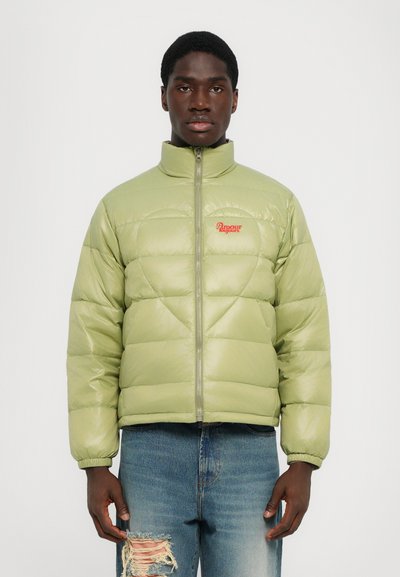 Hellgrün gepolsterte Jacke mit hohem Kragen, gestepptem Design, Reißverschluss vorne und rotem gesticktem Logo. Gerippte Bündchen und Saum, glänzende Textur.