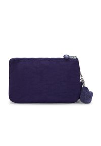 Funda rectangular de color púrpura oscuro con cremallera y un tirador redondo, acompañada de un llavero de pom pom suave, sobre un fondo blanco.