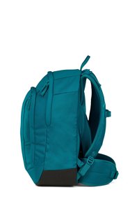 Zaino turchese con design strutturato, dotato di numerose tasche con zip, spallacci imbottiti e una base nera resistente.