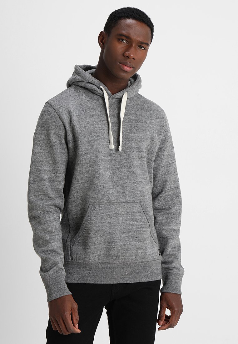 Sudadera gris hecha de una tela suave, con un bolsillo frontal, capucha con cordón y puños acanalados. Diseño simple y relajado.