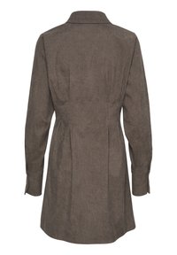Robe chemise en tissu marron texturé avec col, manches longues et taille cintrée. Comprend des coutures princesse à l'arrière et un ourlet incurvé.