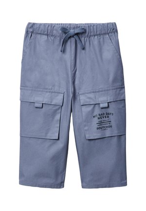 Short cargo bleu avec taille élastique, cordon, poches latérales et poches à rabat avec le texte « Pas de mauvais jours, jamais, doucement » sur la poche droite.