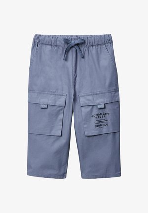 Short cargo bleu avec taille élastique, cordon, poches latérales et poches à rabat avec le texte « Pas de mauvais jours, jamais, doucement » sur la poche droite.