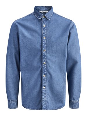 Camisa de mezclilla azul de manga larga con botones y cuello, con botones beis visibles en la parte delantera y en los puños.