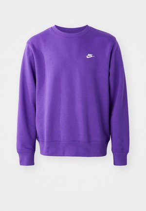 Sweatshirt Nike purpuriu cu guler clasic, manșete și margine ribbed, având un mic logo alb pe piept. Material moale, texturat.