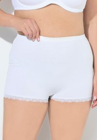 Witte katoenen hipster shorts met een soepele textuur en delicate kanten afwerking aan de onderrand. De tailleband is voorzien van een omslag voor comfort.