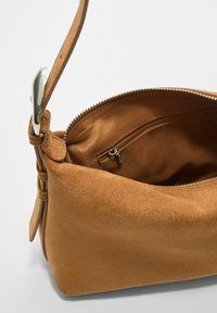 Stradivarius TRENDY WITH BUCKLE - Borsa a tracolla - camel