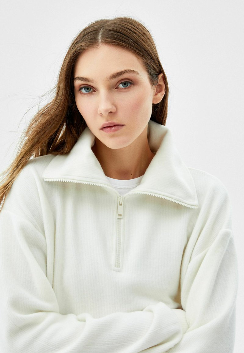 Damen Strickjacken | Bershka ZIPPED NECK Strickpullover off white/offwhite - CX24533 Damen Strickjacken | Bershka ZIPPED NECK Strickpullover off white/offwhite - CX24533
