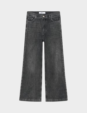 Jeans noirs à jambes larges en denim, ornés de clous argentés le long des coutures latérales, avec une braguette zippée et un design à cinq poches.