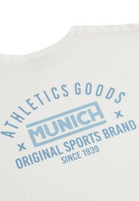 Camiseta de algodón blanca con el texto impreso en azul "ATHLETICS GOODS MUNICH ORIGINAL SPORTS BRAND SINCE 1939" en diferentes tipografías.