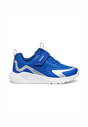 Baskets de sport pour enfants en bleu et blanc avec une sangle Velcro, des détails en lacets, une étiquette résistant à l'eau et une semelle texturée pour une traction optimale.