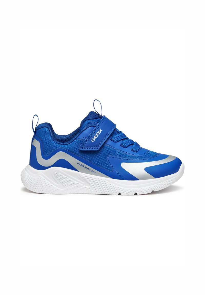 Baskets de sport pour enfants en bleu et blanc avec une sangle Velcro, des détails en lacets, une étiquette résistant à l'eau et une semelle texturée pour une traction optimale.