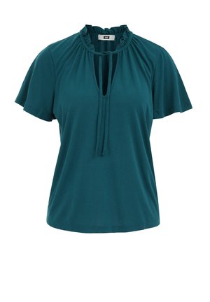 Roheline-sinine lühikeste varrukatega pluus, millel on volditud krae ja ees lipsuga detail, võtmeauku meenutav kaelus ning lõdvestunud lõige.