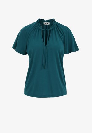 Türkiz rövid ujjú blúz fodros gallérral és elöl megkötővel, kulcslyukas nyakkivágással és laza szabással.