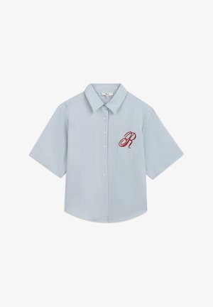 Chemise à manches courtes avec boutonnière, en rayures bleues et blanches, avec une lettre "R" brodée en rouge sur la poitrine gauche. Tissu en coton, design à col.
