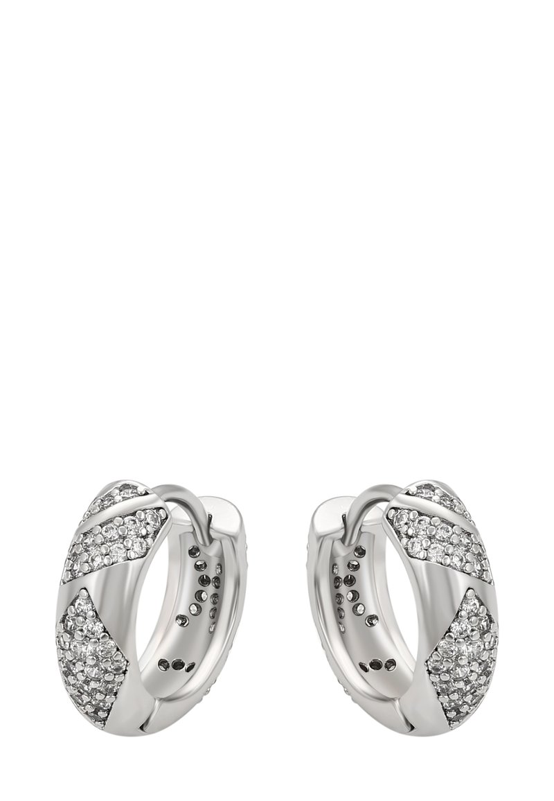 Hõbedased rõngakõrvarõngad tekstureeritud pindadega, millel on säravad selged kristallid, mis on paigutatud diagonaalsetesse mustritesse, et lisada detaili.