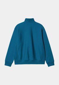 Sudadera azul verdosa con cuello alto, hombros caídos y puños y dobladillo acanalados. Textura suave y diseño minimalista sin logotipos visibles.