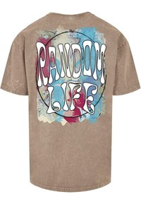 Brun grafisk t-skjorte med korte ermer, med teksten "RANDOM LIFE" i hvit retro skrift omgitt av svevende blå, rosa og beige mønstre.