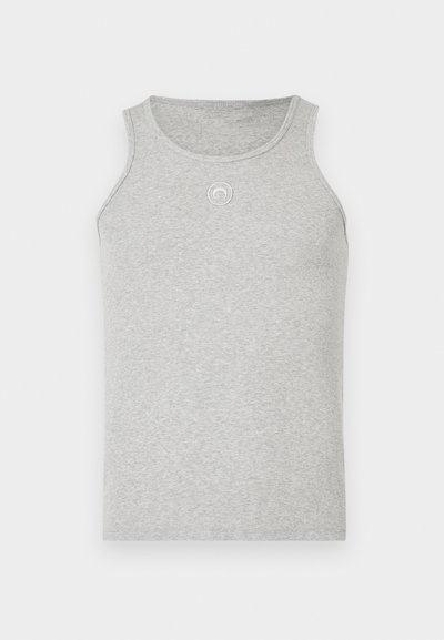 Sivý bavlnený tielkový top s rebrovanou textúrou, s okrúhlym výstrihom a malým logom vpredu.