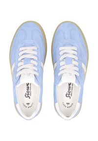 Sneakers in suede azzurro chiaro con dettagli in pelle bianca, lacci piatti bianchi e suole in gomma. L'interno presenta il marchio e un'imbottitura morbida.