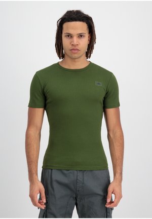 Olivgrünes, geripptes T-Shirt mit kurzen Ärmeln, Rundhalsausschnitt, schmaler Passform und einem kleinen Etikett auf der linken Brust. Aus einem elastischen Material gefertigt.