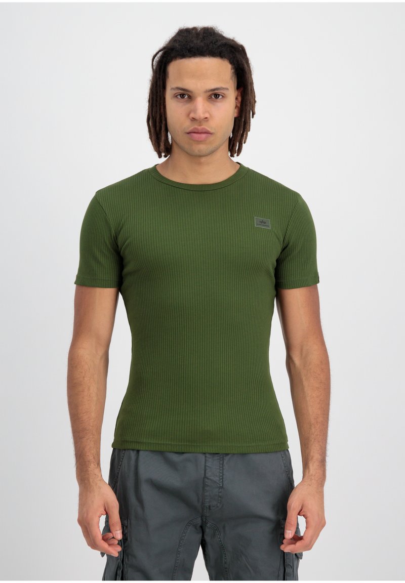 Olivezöld csíkos póló rövid ujjakkal, kerek nyakkal, karcsú fazonnal, és egy kis címkével a bal mellrészen. Rugalmas anyagból készült.