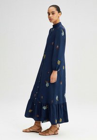 Touché Privé EMBROIDERED DRESS WITH SHELL BUTTON - Vestito lungo - navy blue