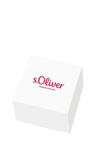 Scatola rettangolare bianca con il logo "s.Oliver" in rosso, con il sottotitolo "FASHION FOR LIFE" riportato sotto, esposto in modo prominente sulla parte anteriore.