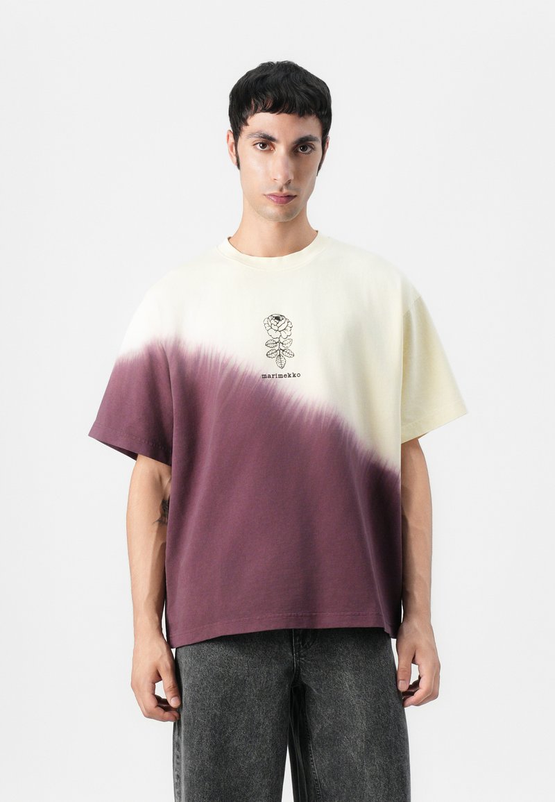 Tricou din bumbac cu un design în degradé de la crem la burgund, prezentând o ilustrație florală și un logo centrat sub guler.