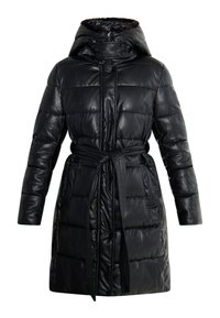 Sort læder pufferjakke med bælte i taljen, hætte og hagebeskyttelse. Den har quiltede sektioner og en glat, blank overflade.