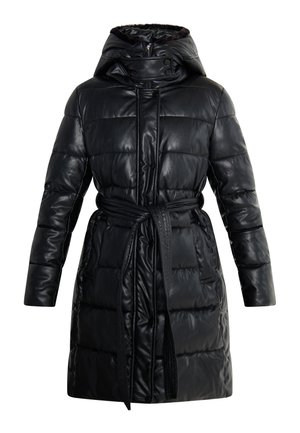 Schwarzer Leder-Puffer-Mantel mit tailliertem Gürtel, Kapuze und Kinnschutz. Er hat gesteppten Bereiche und eine glatte, glänzende Textur.